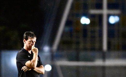 Com orçamento limitado, Vasco reduz folha salarial e busca volante